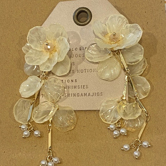 Anthropologie Floral Drop Earrings white/cream 
New unworn - Picture 4 of 6
